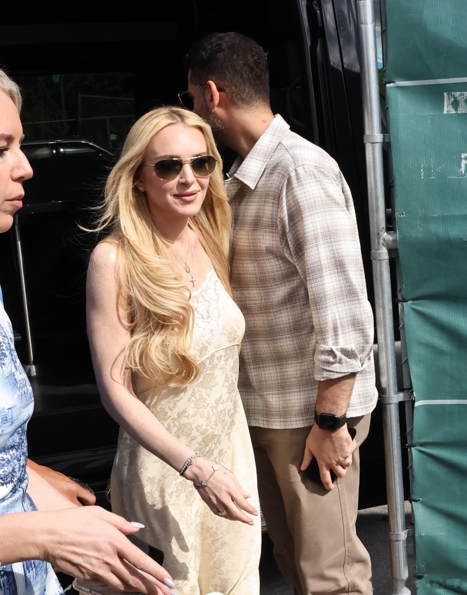 LindsayLohan林赛罗韩在迈阿密出席艺术周活动，谈及健康生活，lilo