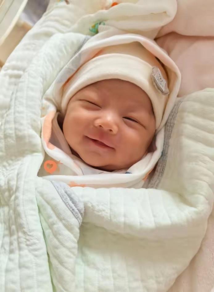 我妈结婚6年没怀上，跑遍了全国的医院，试管做了3次都失败了。32岁那年，她抱着最