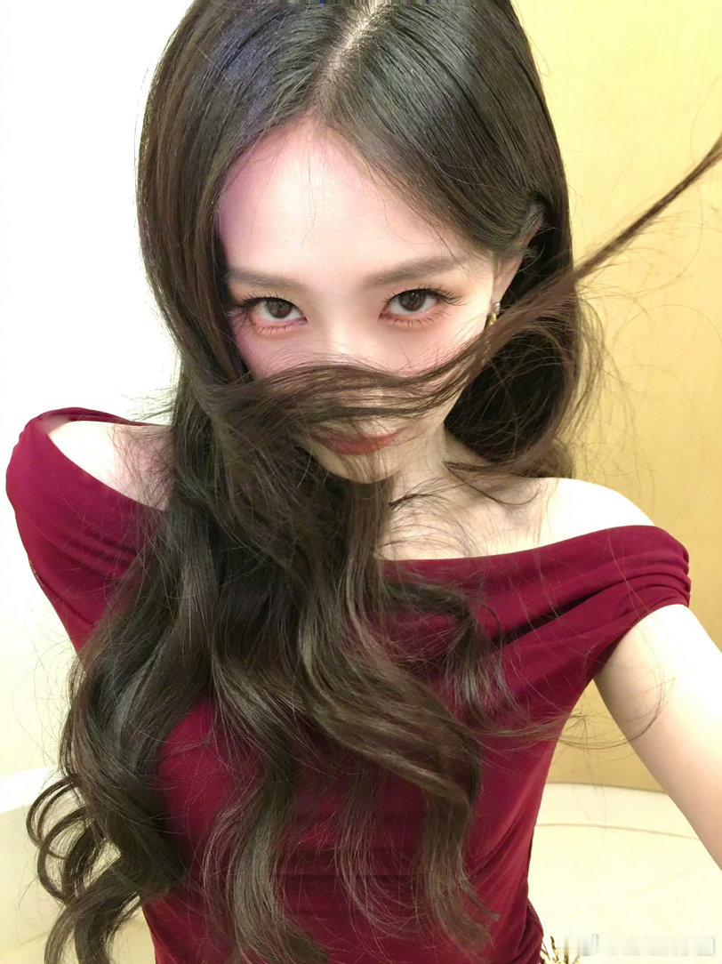 李一桐新媒体指数登顶、李一桐美人余新媒体指数登顶围观下啦，李一桐新媒体指数登顶，