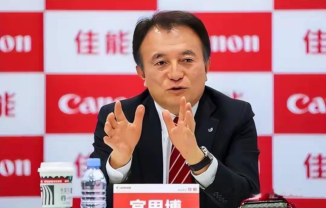 ASML的EUV光刻机这下慌了！三个“死对头”组团拆台，把它“垄断大佬”的架子掀