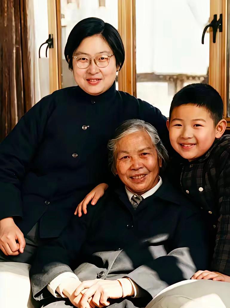 这是李敏带儿子孔继宁去看望母亲贺子珍时的罕见合影，都看看吧，三人的脸上洋溢着幸福
