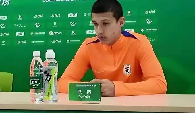 安东尼奥只看重硬汉，依木兰这种技术流他瞧不上。明明一脚传球撕开防线，在他眼里还不