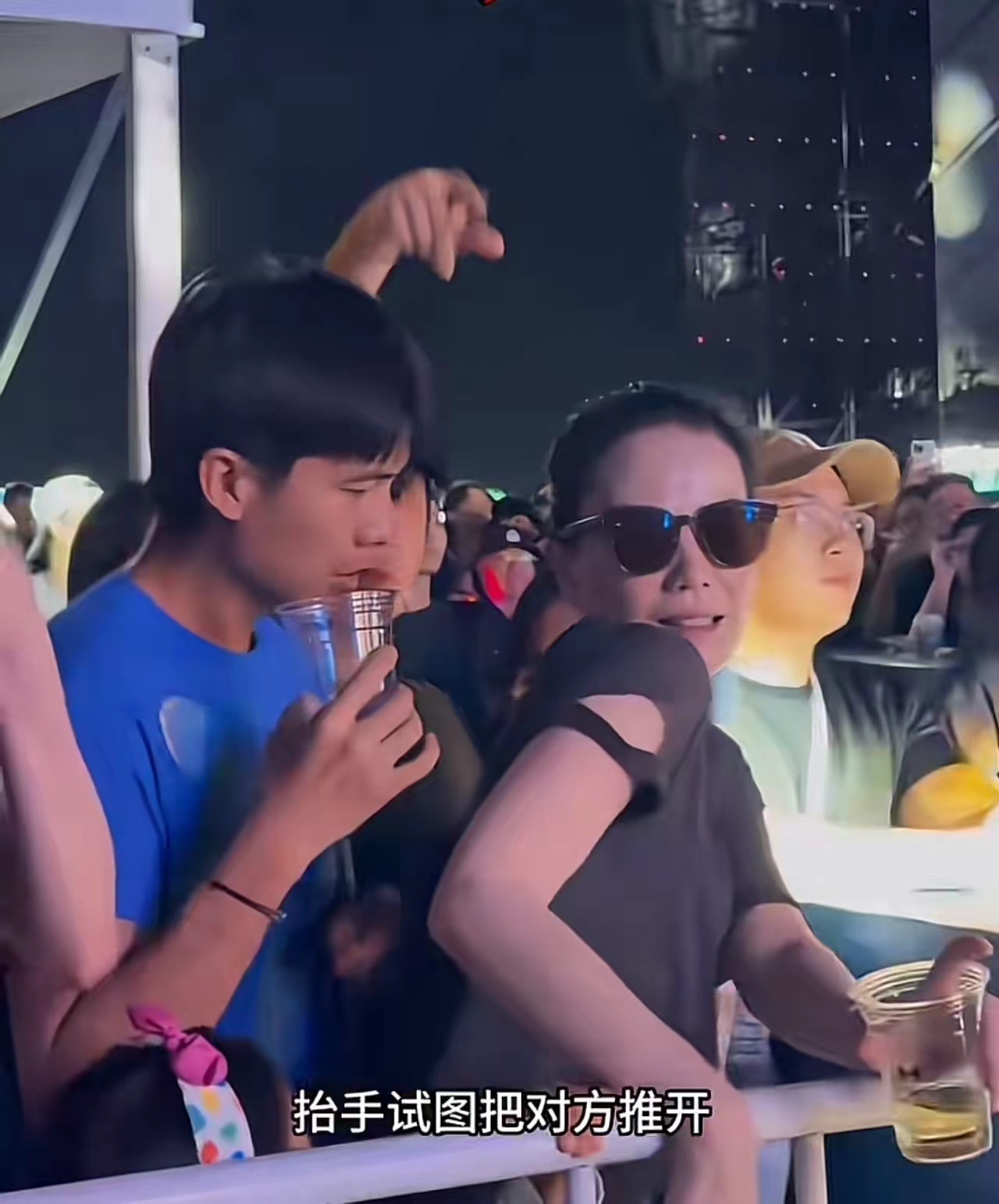 不查不知道，一查这个咸猪手Ryan不简单，不知真名，却是正经的王菲的御用摄影师。2010年那会儿王菲