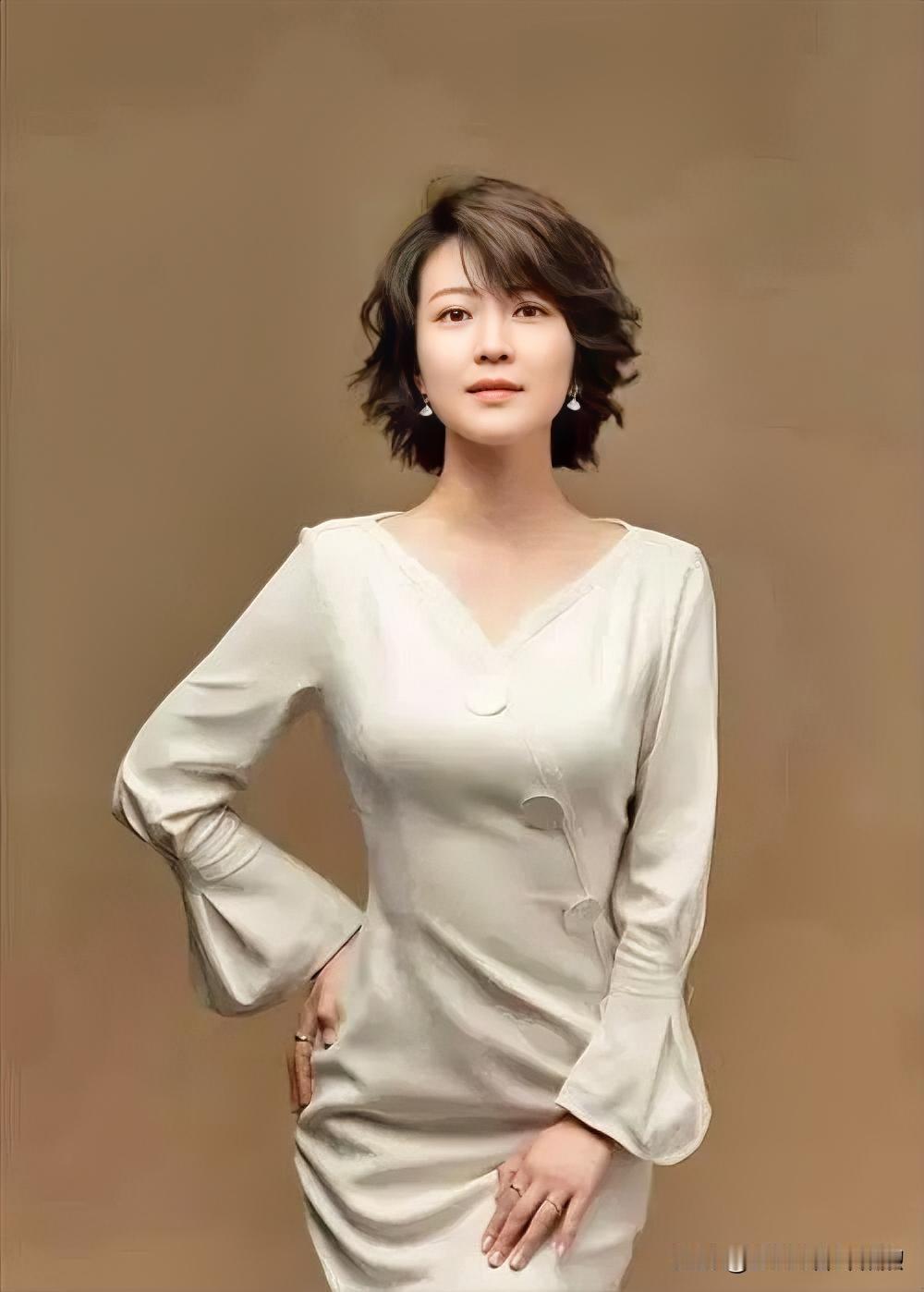 暖褐底色间，米白裙裾流转柔光。波浪短发轻舞，V领衬出天鹅颈，喇叭袖藏优雅韵律。沉