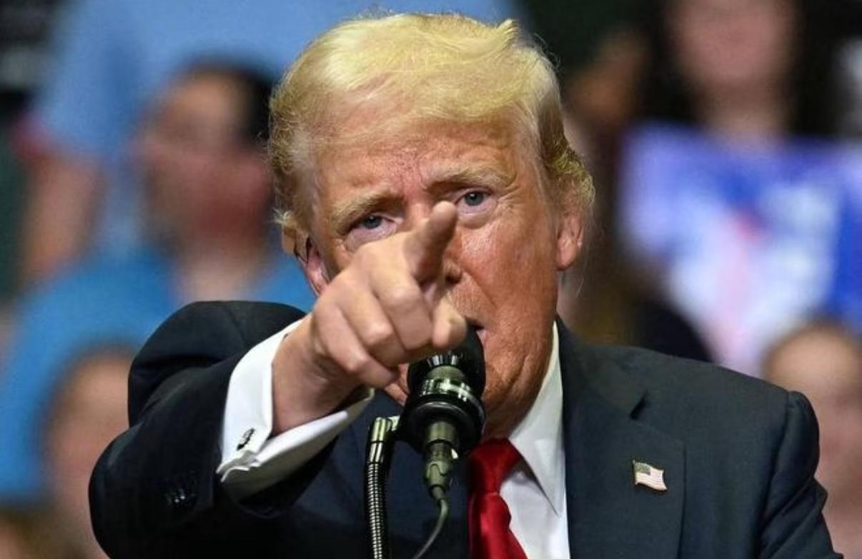 黄金跌了，这帮人坐不住了。一天跌掉12%，白银更狠砸36%，群里骂声一片。然后