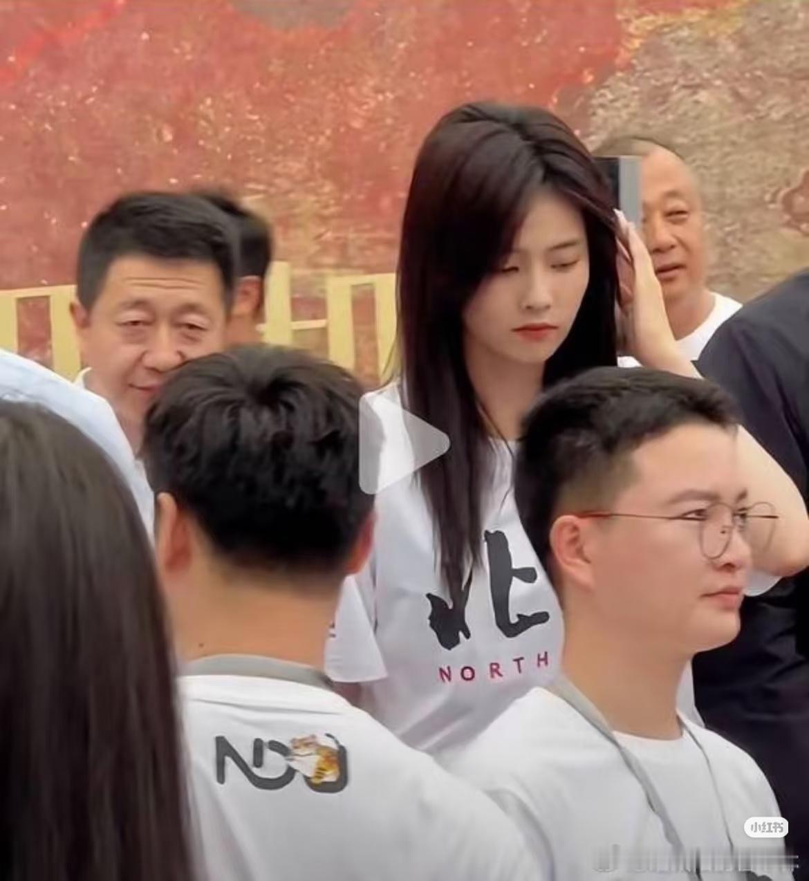 江苏文投白鹿有网友拍到清晰的图，这俩是路人和王书记身高对不上