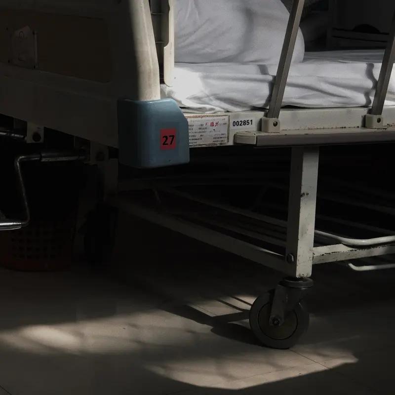 住7天院收7天停车费这事，患者怒批也情有可原。住酒店免费停车是常规操作，