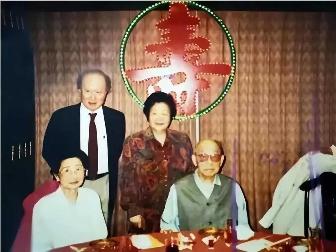 1990年，刚恢复自由的张学良、赵一荻与六妹张怀敏和妹夫翟元堃的珍贵合影，当时张