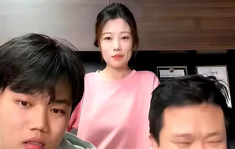 昨天晚上，解清帅顶住压力开播了。直播了一个小时的时间。直播时只有