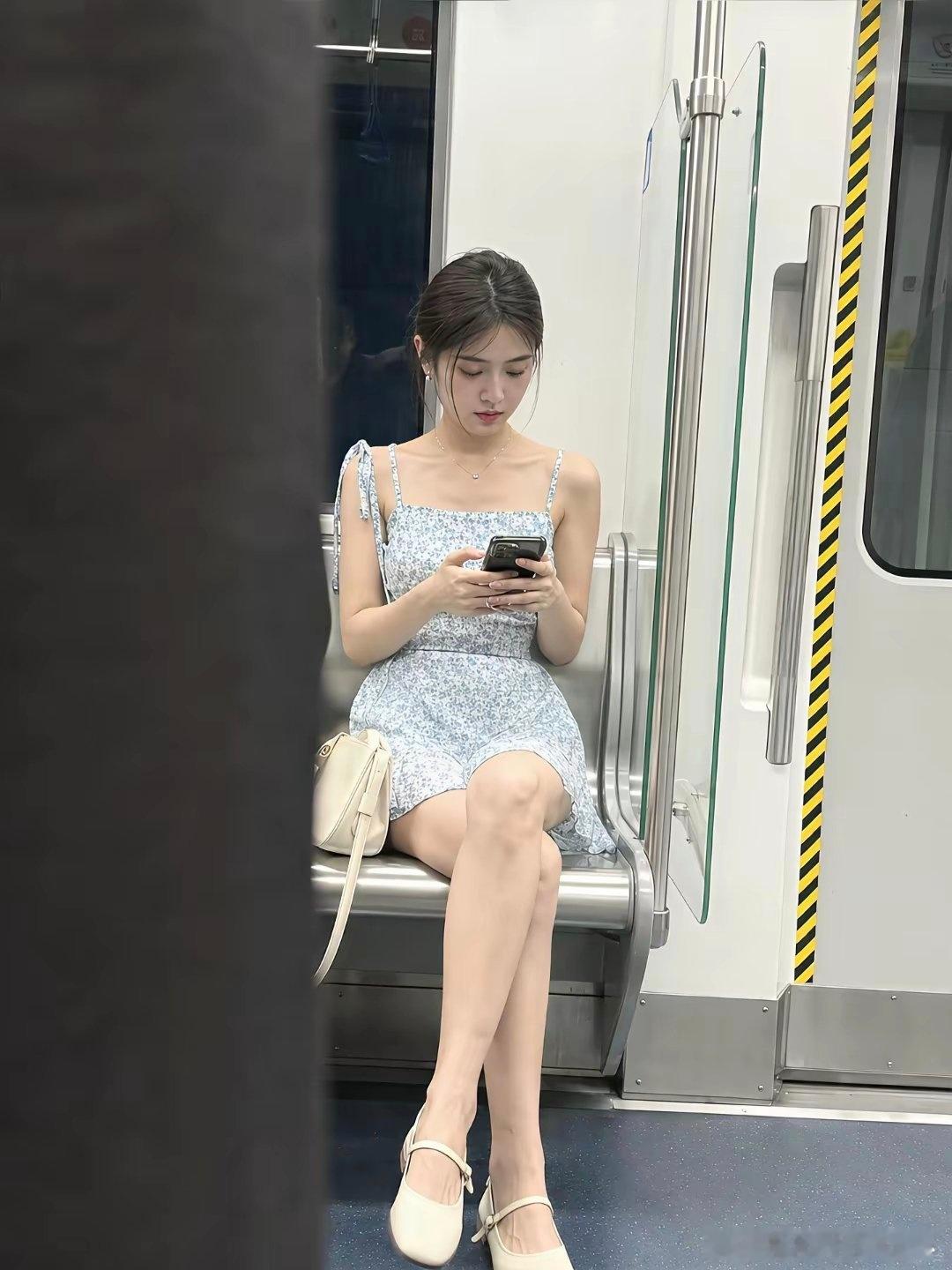 地铁上看到的最漂亮的女生了，颜值不比明星差。