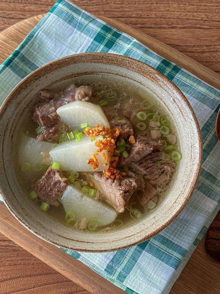 一碗清淡却不失鲜味的萝卜牛肋条汤牛肉的温补加上萝卜的清润，喝完整个人都会被润得暖