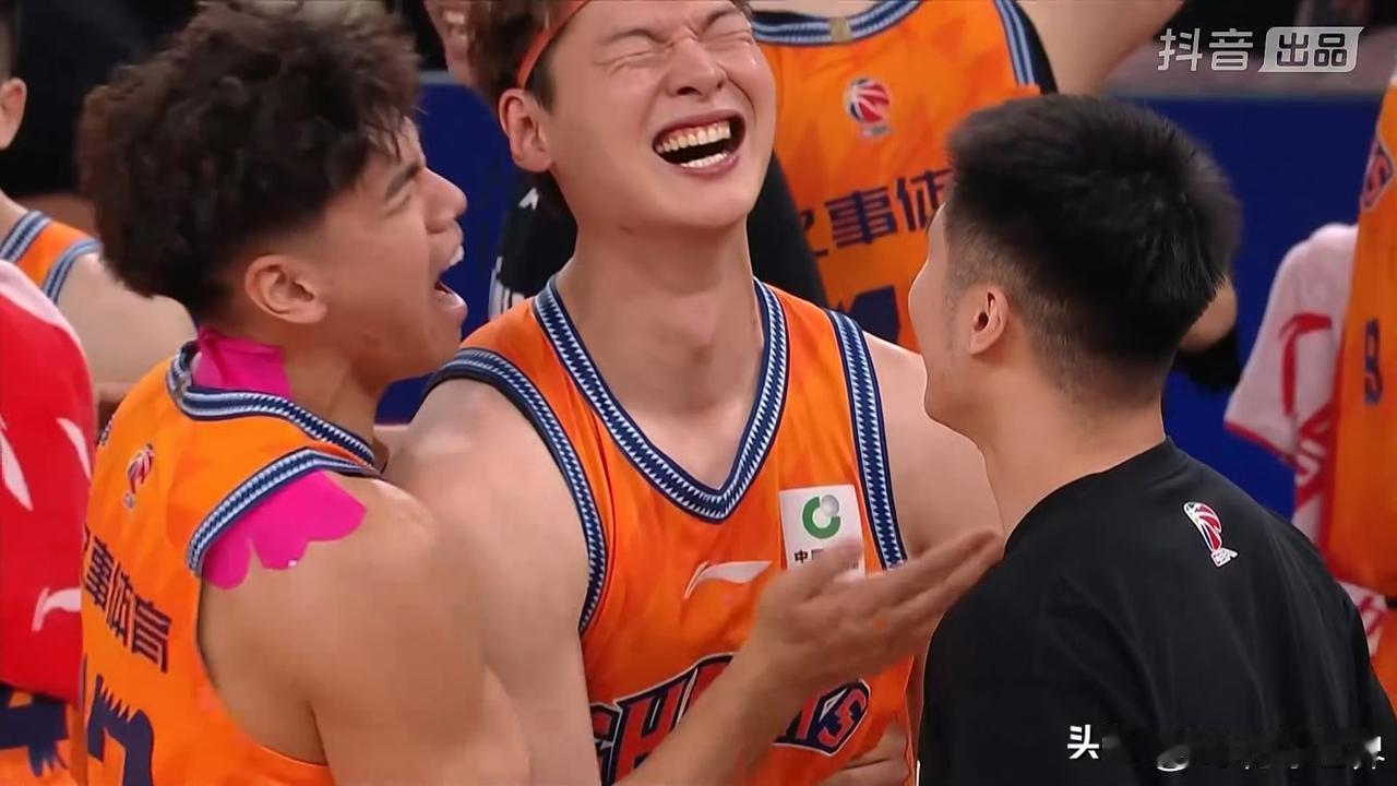 29+14！王哲林开心的像个得像孩子，这一刻他等了整整10年总决赛G5终场哨