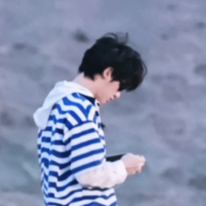 特别像动漫的一根小呆毛在丁程鑫头上晃悠🥺