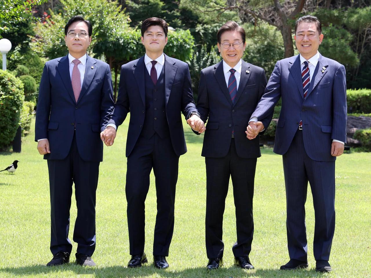 李在明请两党领导人吃完面后一起合影。跟民主党党鞭金炳基的笑容很和谐，一看都明白