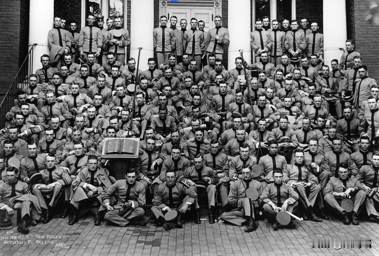 1915届西点军校毕业生在葛底斯堡基督路德教堂前合影。这届学生通常被称为“将星陨