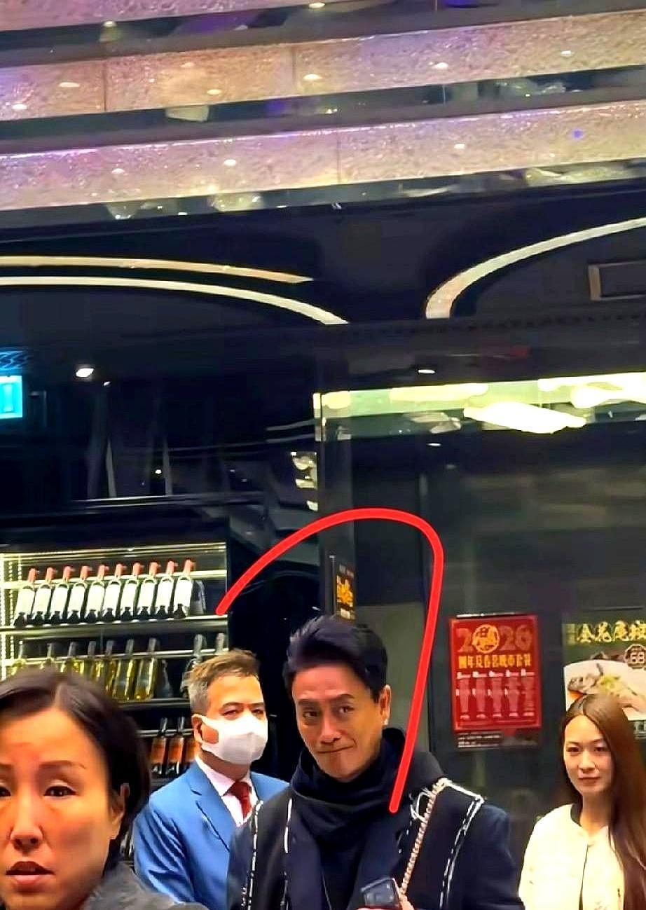 16年没拿到奖，他靠胡杏儿旧闻再登顶TVB颁奖礼刚散场，黄宗泽捧着双杯走下