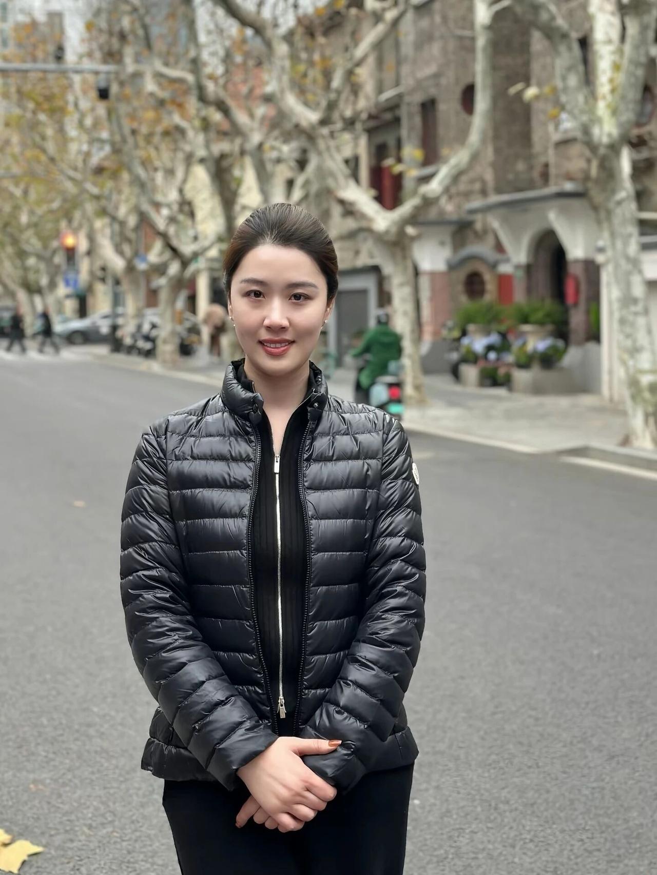 冬日穿搭风格/短款黑色羽绒服，显得干练，肤白。