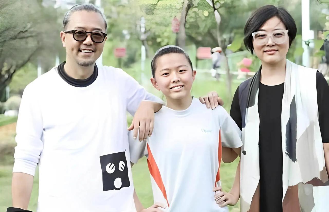张延的女儿，简直和妈妈是一个模子里刻出来的，尤其是眉眼和脸型，完全就是复刻版，连
