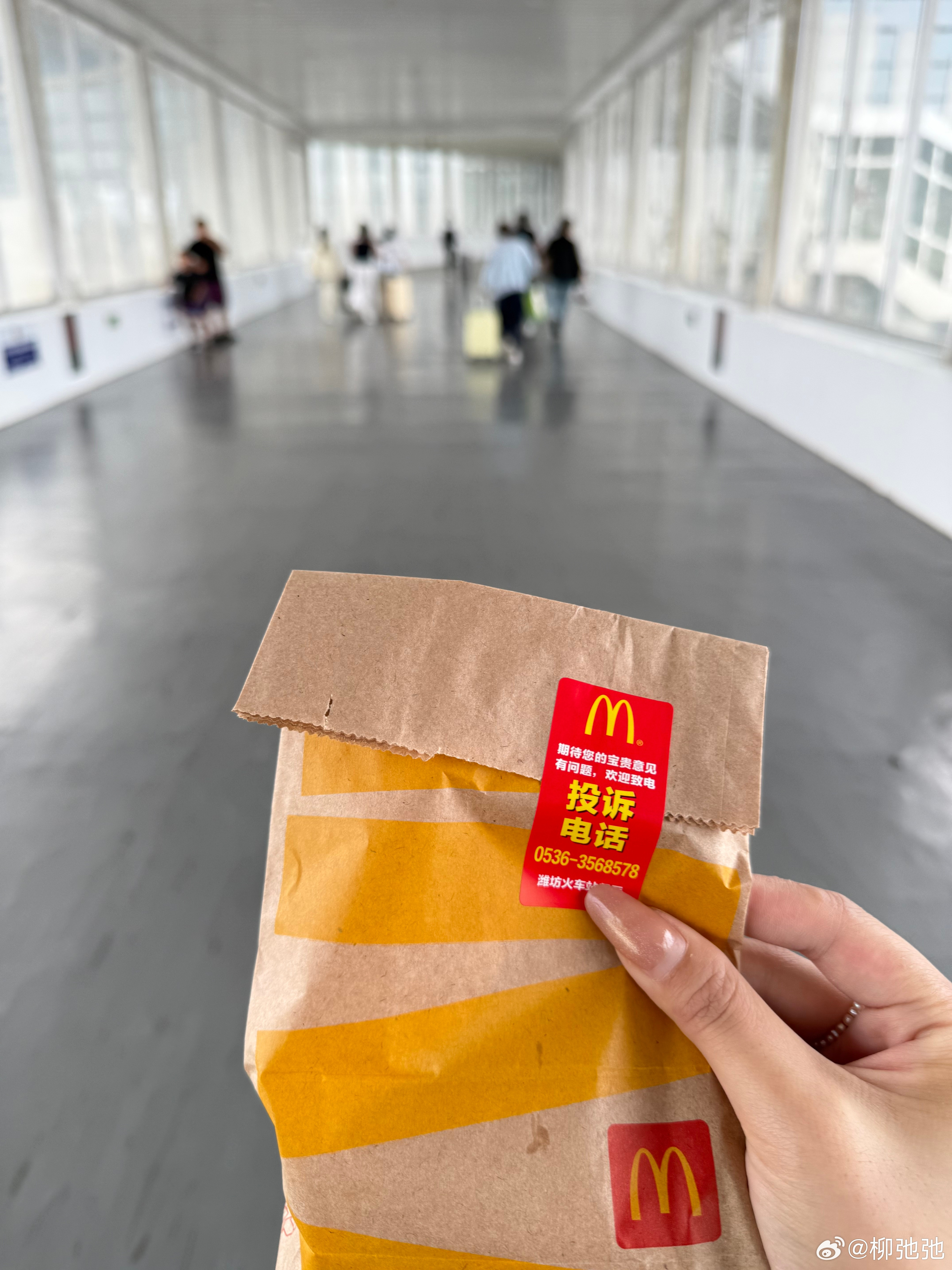 今天又是跟甲方一起“饕餮盛宴”的一天！这个红色的肉肠真的是我的心头好，真的是太好