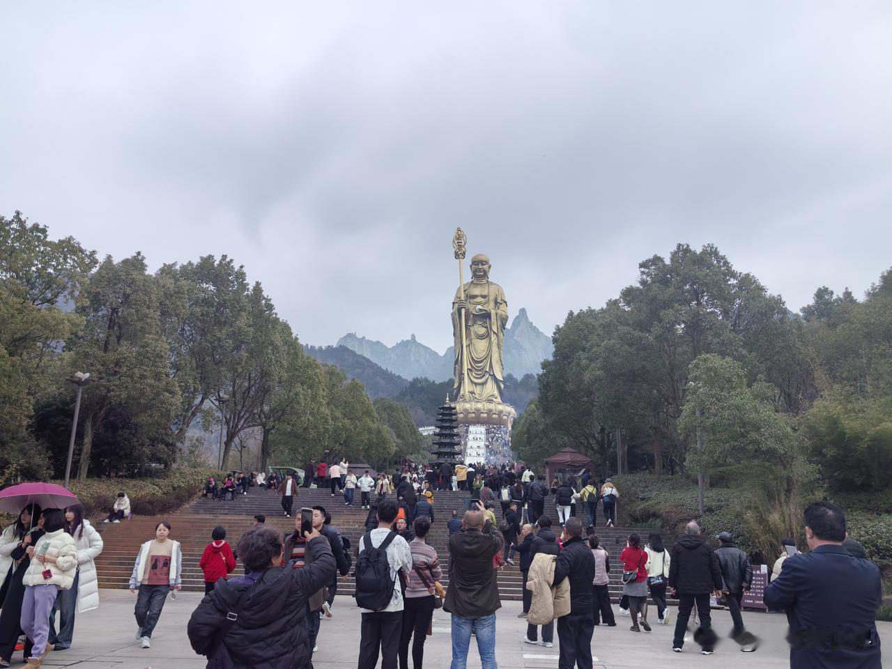 给你们看看节日的九华山到底人多不多？！这还不在九华山风景区呢！因为九华山风景