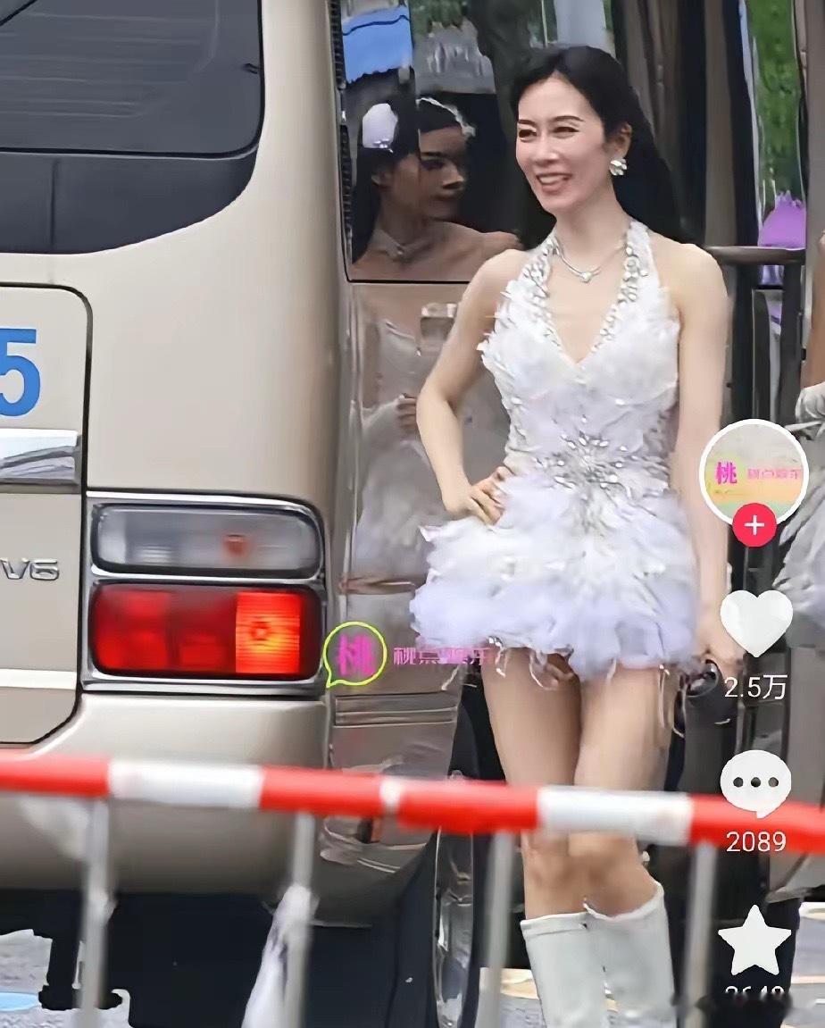 看来钱真的不好赚了！温峥嵘也豁出去了！两个老北鼻都是婆婆级了，还得穿上少女裙扭来