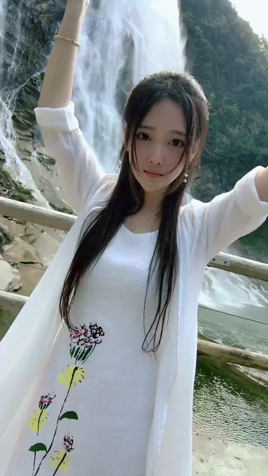 笑话：邻居有个老头，八十多了，老年痴呆，儿女们却依然很孝顺。昨天，老爷子吃饭后