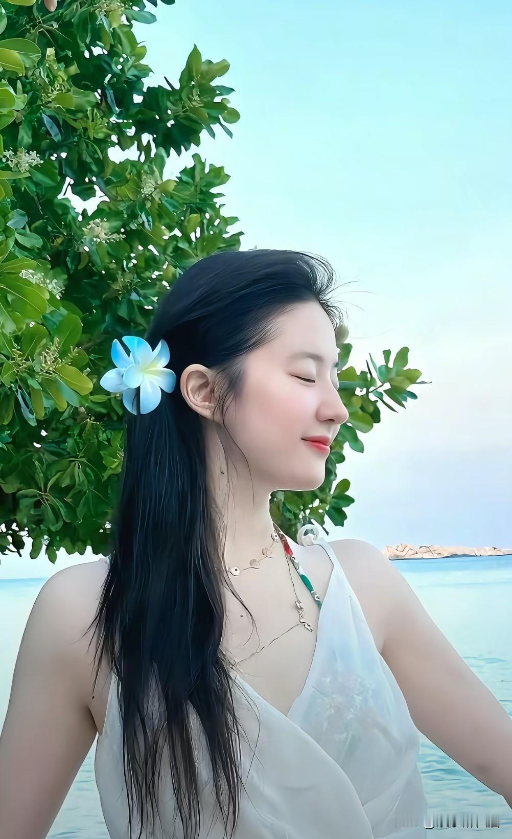 不知道为什么那么多人不喜欢刘亦菲，还黑她，我评论就有一个说她“大牙花”这张图