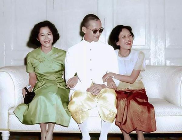 泰国老国王一旁坐着慈祥的母亲，一边坐着漂亮的姐姐。血浓于水，他们一家人笑得好开心