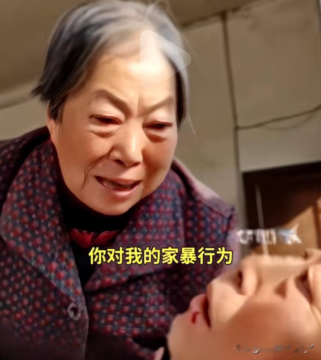 瞧瞧这户人家。在乡下，住着一对年逾七老八十的老夫妻。有天老头突发脑血栓瘫在床
