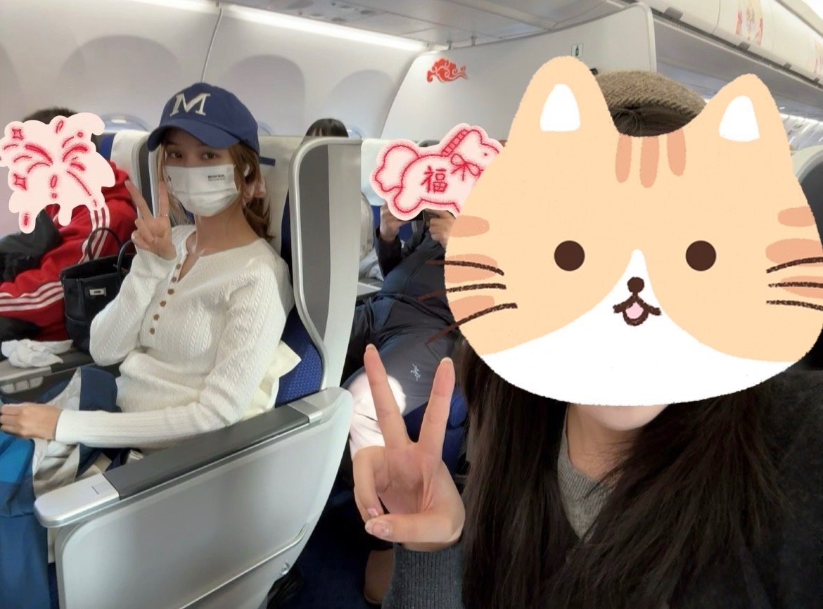 飞机上偶遇徐艺洋偶遇徐艺洋合照近日，网友飞机上偶遇，并晒出比耶合照。网友称：“