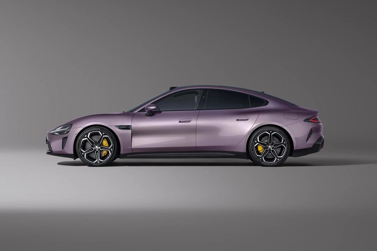 20万级纯电轿跑圈的“宫斗剧”刚开播就炸场！一边是雷军带着新一代SU7开启小订收