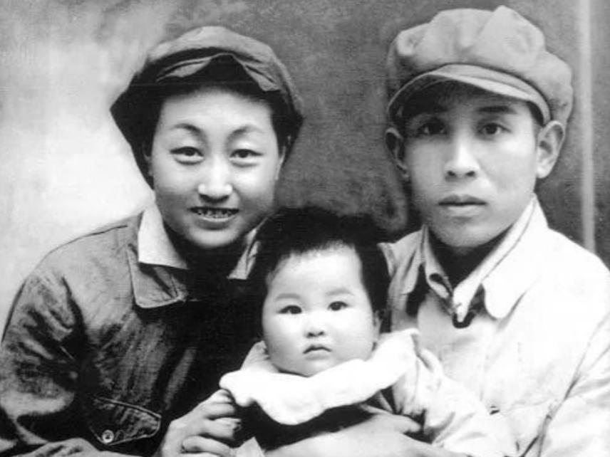 1938年，两位地下工作者假戏真做结为夫妻。然而，婚后妻子却不幸牺牲，丈夫决定终