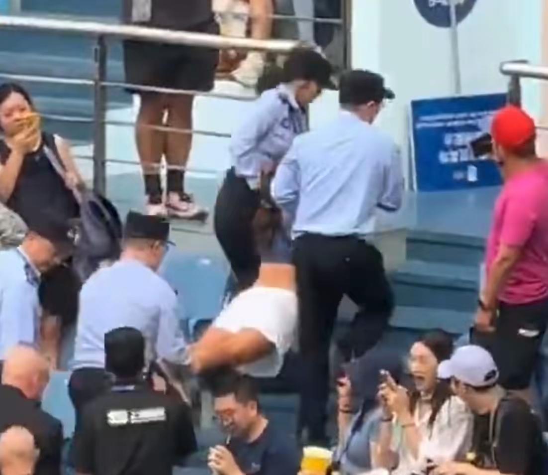 这傻女人被抬出观众席了吧？真是沙茶得不行，真以为有个外国人身份在中国就能吃得开啊