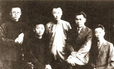 上世纪二十年代，陈毅和他的兄弟在上海时合影。左起：陈季让、陈世泽、陈毅、陈孟熙、
