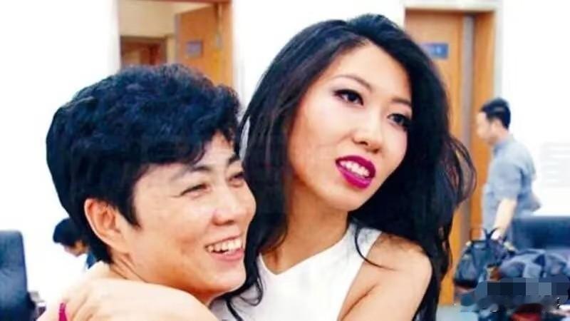 曲婉婷总想回国？根本不是想家，是在国外真混不下去了。当年她在国外过得十