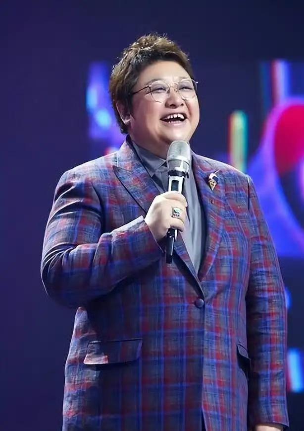 从心理学角度看，韩红这种“吹牛不打草稿”，很贴合补偿型自我增强机制。她幼年