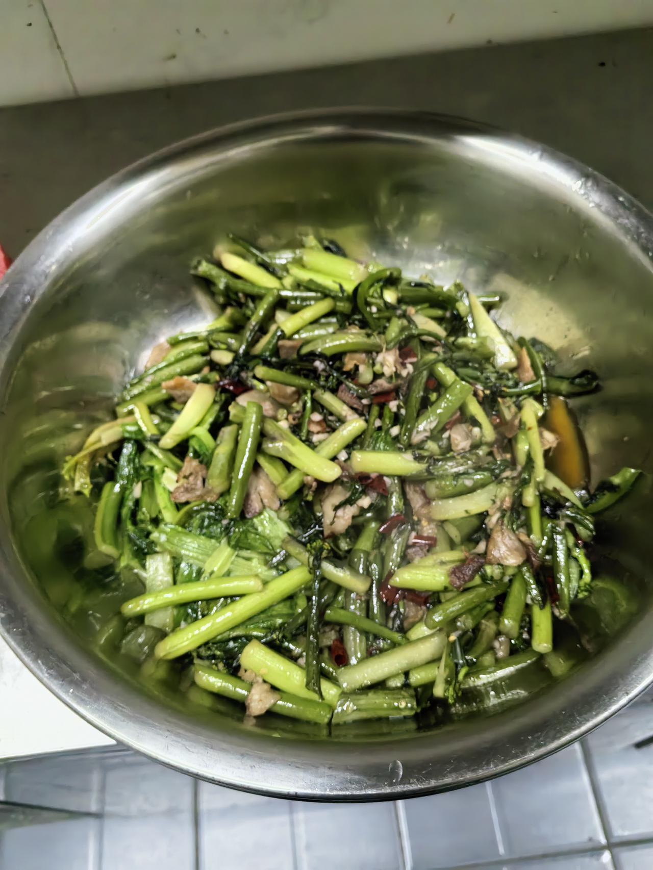 玉米烧鸡，选嫩仔鸡切块焯水去腥，慢火炖至肉质软烂，再下甜玉米焖煮收汁，鸡肉鲜而不