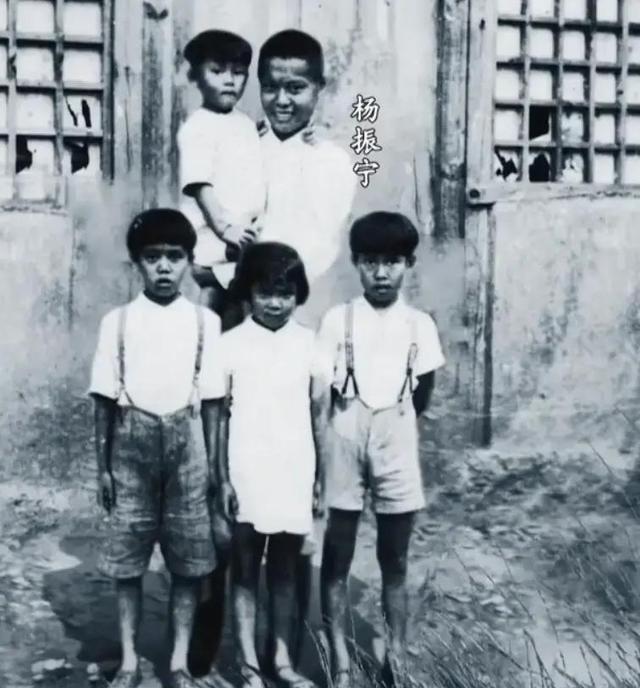 1973年，杨振宁在北京看望岳父杜聿明，岳母曹秀清，合影留念，永恒的回忆。岳父是