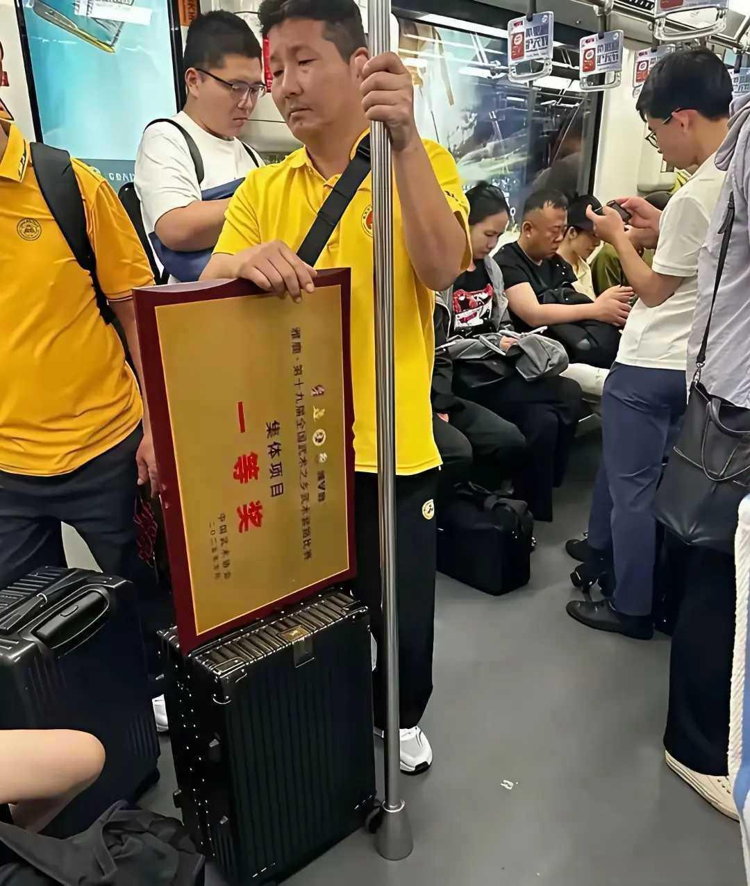 这大哥很无奈，奖状是拿了，不知道有没有奖金[呲牙笑]