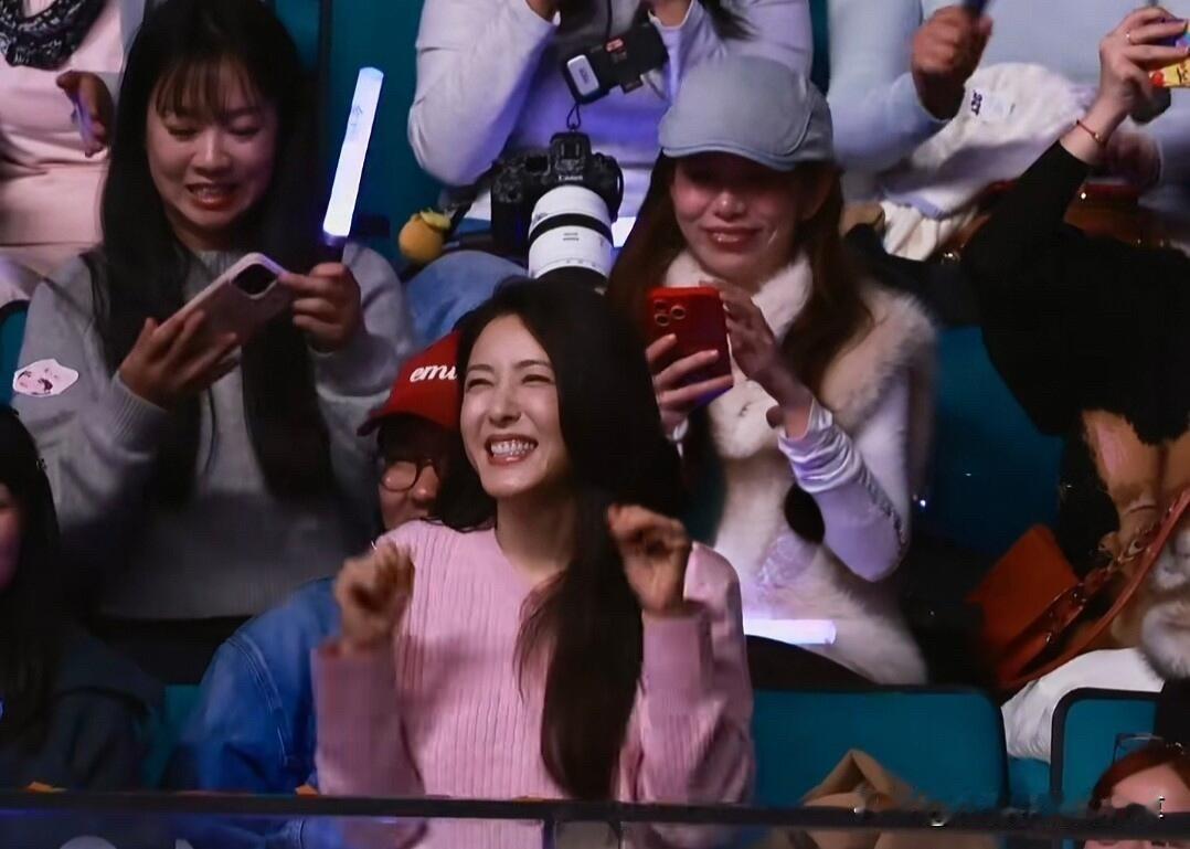 中戏几十年难得出一个的大美女，确实是名不虚传啊。站在人群中都是那么的惹眼，看起来