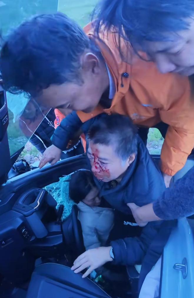 2025年7月，一个在西藏自驾游的男子在孜珠寺刷牙，突然看到一辆越野车坠崖了！于