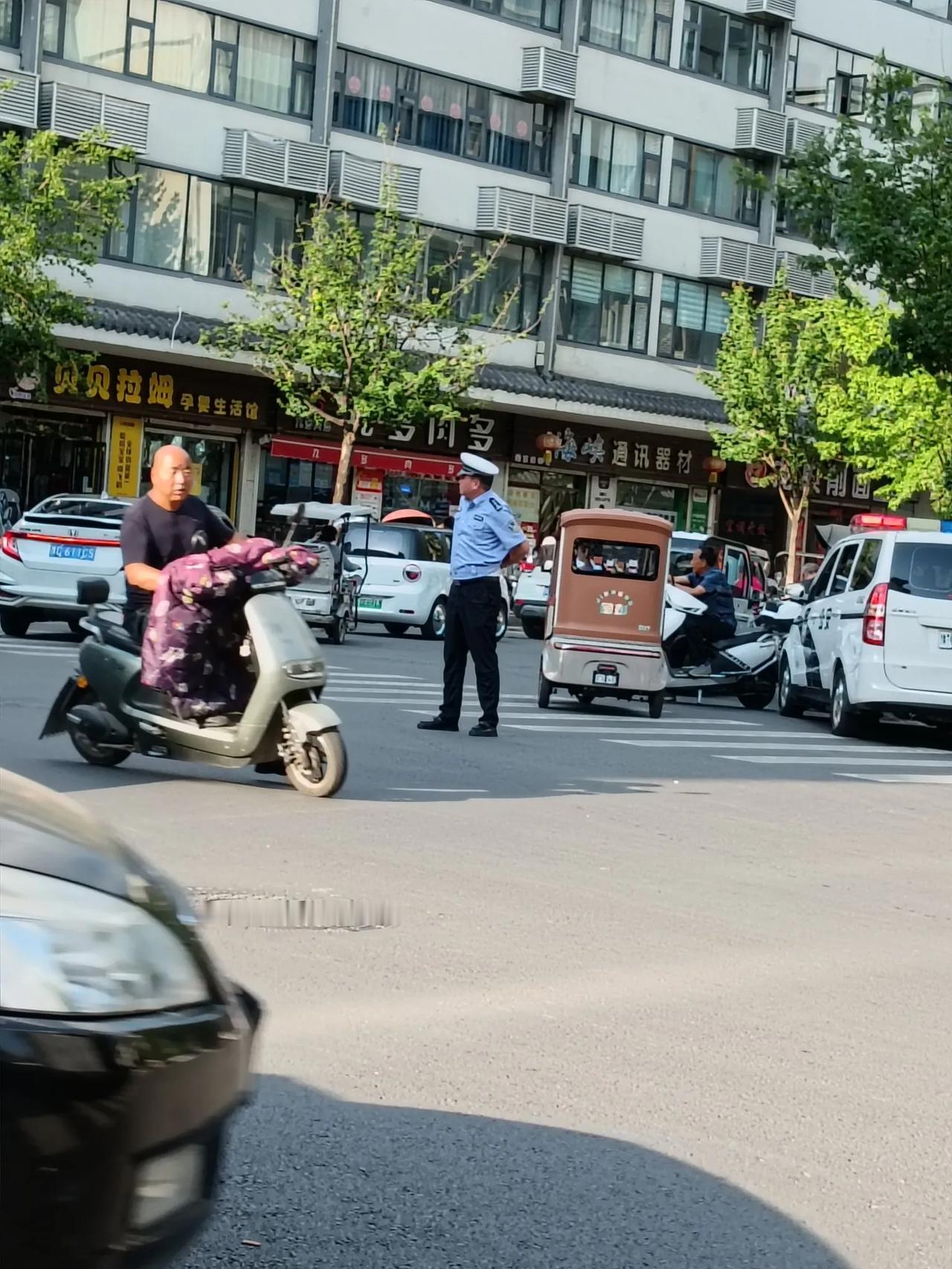 有个帽子叔叔立在那儿，那些不遵交规的人就不再那么不要脸，收敛多了。
