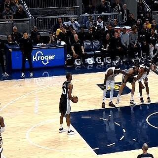 今天NBA常规赛里出现了一个让现场呼吸暂停的画面——马刺新秀维克托·文班亚马在队