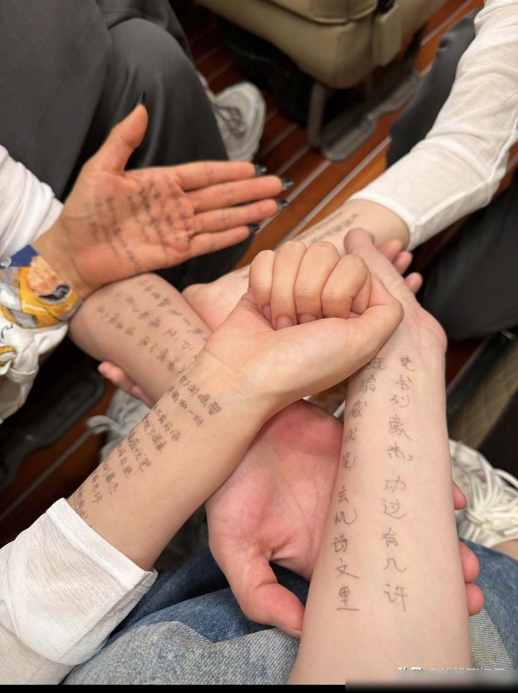 把歌词抄满胳膊，一出汗全花了。李小冉就凭这幼儿园水平，居然拿了个第一，你敢信？