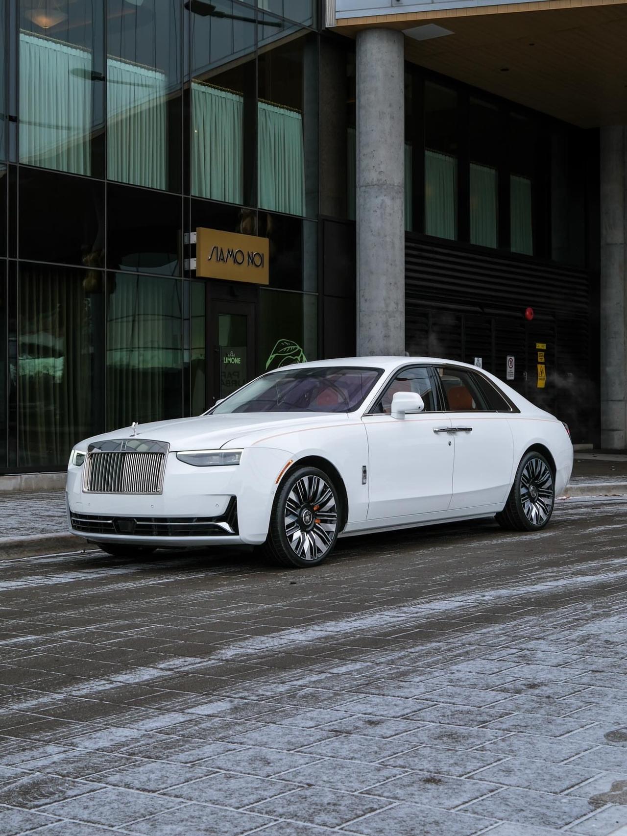 当代劳斯莱斯优雅的表达。这款2026年款的劳斯莱斯幻影，以北极白呈现，内饰采