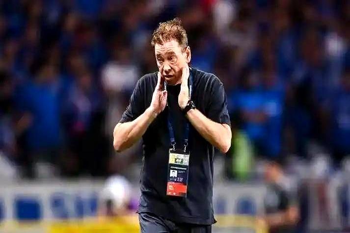 亚冠8场输6场，联赛开局负10分，申花球迷却把抱枕买断了货。主教练斯卢茨基