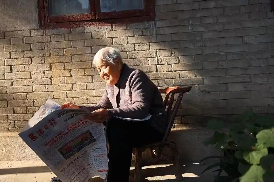 最近刷到好多人聊“父母有退休金，子女会不会轻松”，答案几乎一边倒——那简直