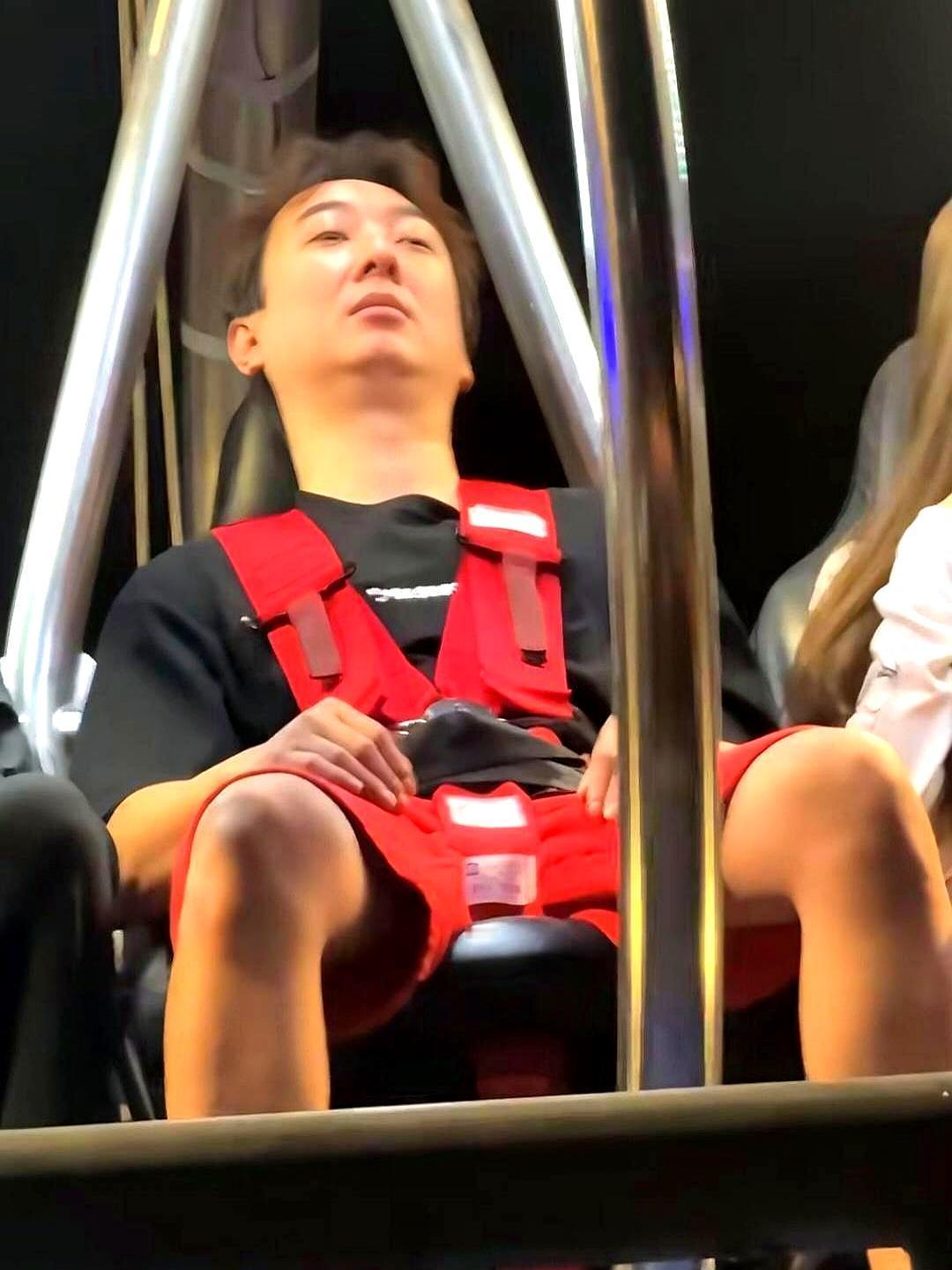 70米高空，时速160公里，王思聪的脸瞬间就白了。他嘴角往下耷拉着，眼神都