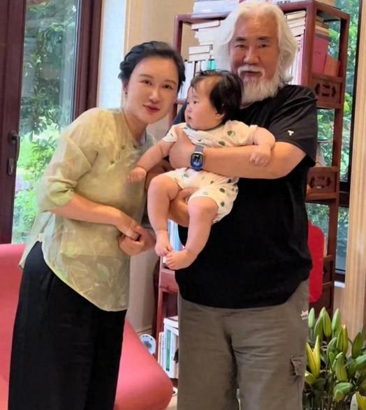 73岁张纪中：以父爱为剪，为女儿理出成长新序章在时光的长河中，73岁的张纪中迎