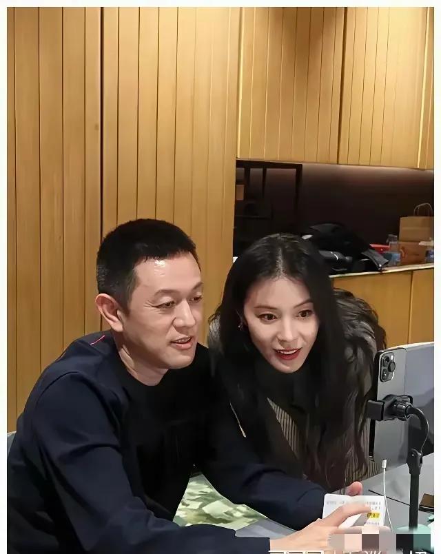 看李斌老婆和小鹏老婆对比，可以得出一个结论。娶一个漂亮的老婆，有时候还不顶用